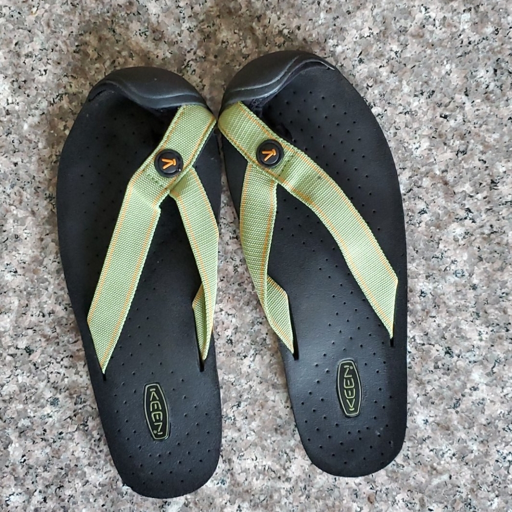 Size 7 Keen toe guard flip flop sandals